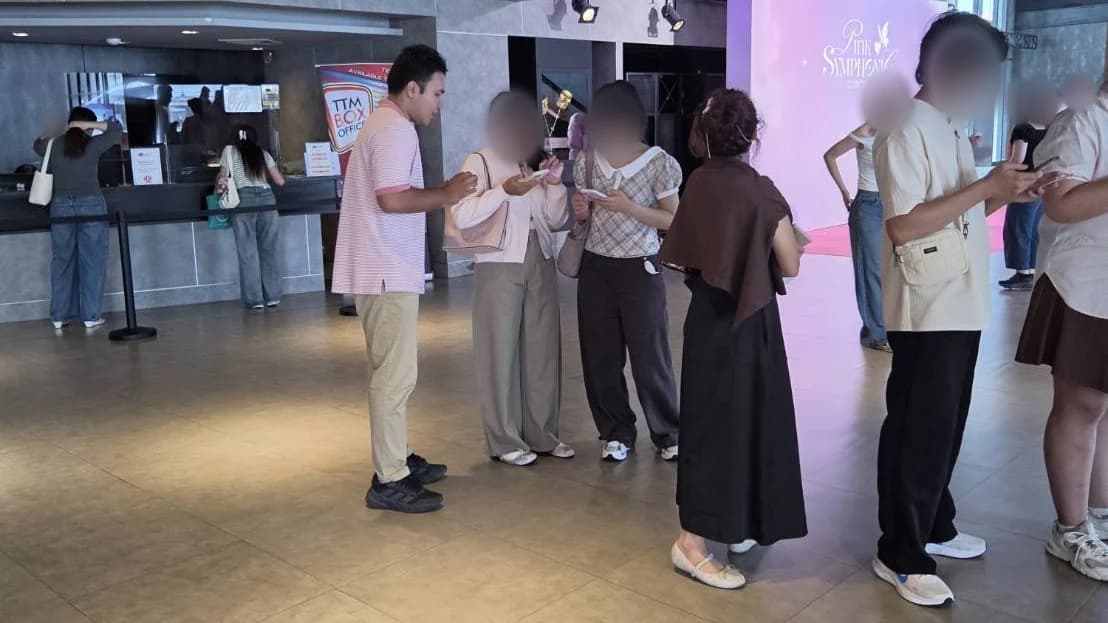 ผู้⁠ชมกร⁠อกข้อมูลในไลน์ระหว่างรอเข้างาน