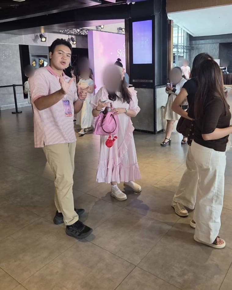 คุยกับผู้⁠ชมก่อนเข้าฮอลล์